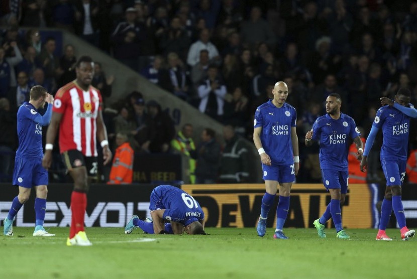 Striker Leicester City, Islam Slimani bersujud syukur usai mencetak gol ke gawang Sunderland pada laga Liga Primer di stadion King Power, Rabu (5/4) dini hari WIB. Leicester menang 2-0.