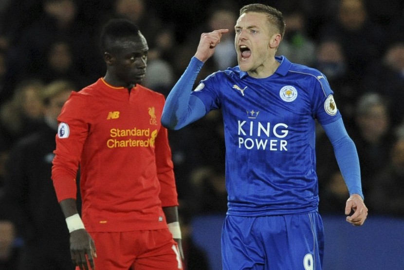  Striker Leicester City, Jamie Vardy (kanan) merayakan golnya ke gawang Liverpool pada laga Liga Primer Inggris di stadion King Power, Selasa (28/2) dini hari WIB. Leicester menang 3-1.