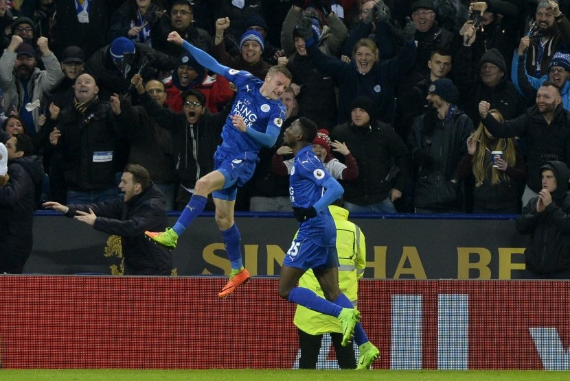 Striker Leicester City, Jamie Vardy (kiri) merayakan golnya ke gawang Liverpool pada laga Liga Primer Inggris di stadion King Power, Selasa (28/2) dini hari WIB. Leicester menang 3-1.