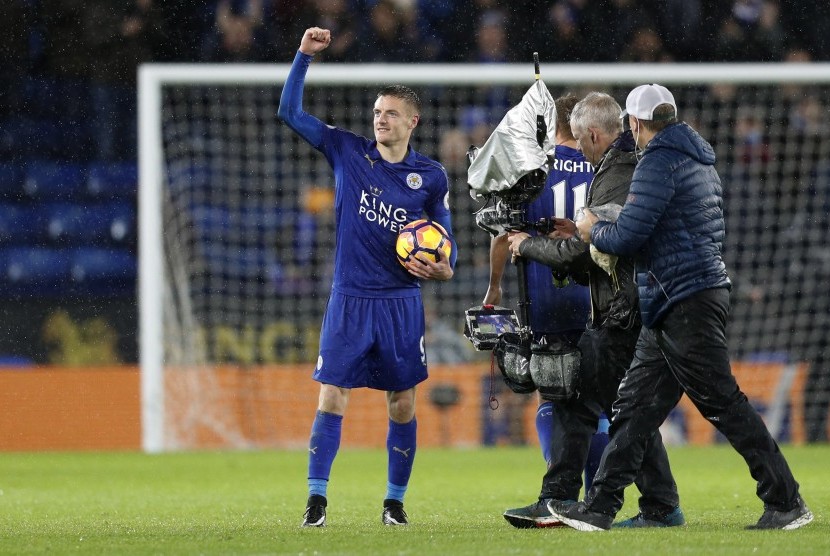 Striker Leicester City, Jamie Vardy merayakan kemenangan 4-2 timnya atas Manchester City pada laga Liga Primer Inggris di stadion King Power, Ahad (11/12) dini hari WIB. Vardy mencetak hattrick.