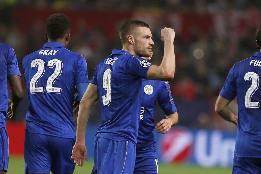 Striker Leicester City, Jamie Vardy (tengah) merayakan golnya ke gawang Sevilla pada laga Liga Champions di Ramon Sanchez Pizjuan, Kamis (23/2) dini hari WIB. Leicester kalah 1-2.