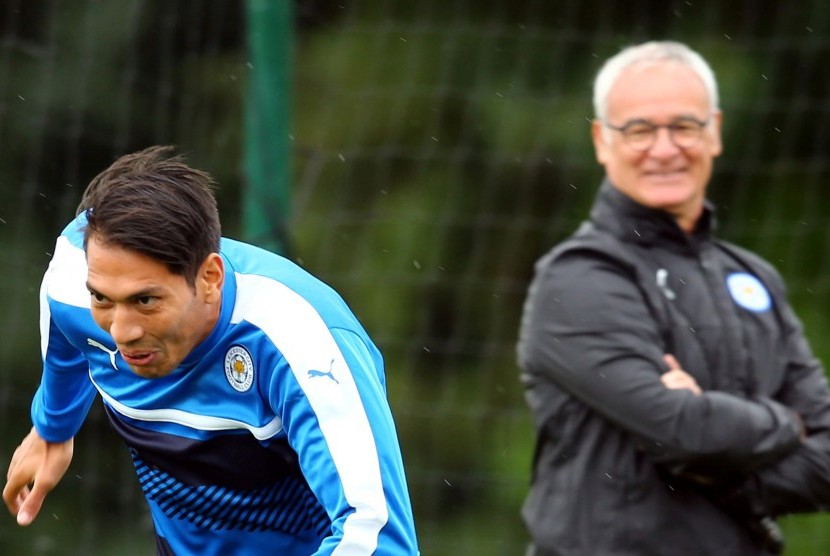 Claudio Ranieri (kanan) dan striker Leicester City Leonardo Ulloa.
