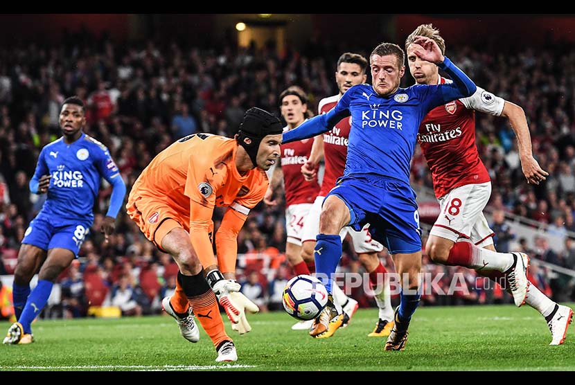 Striker Leicester James Vardy berusaha memasukan bola ke gawang Pter Chec pada pertandingan perdana English Premire League antara Arsenal melawan Leicester City di London, Sabtu (11/8).