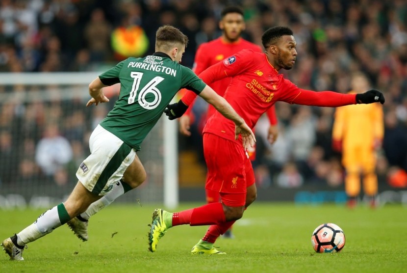 Striker Liverpool Daniel Sturridge (kanan) dikejar pemain Plymouth dalam laga putaran ketiga Piala FA, Ahad (8/1).