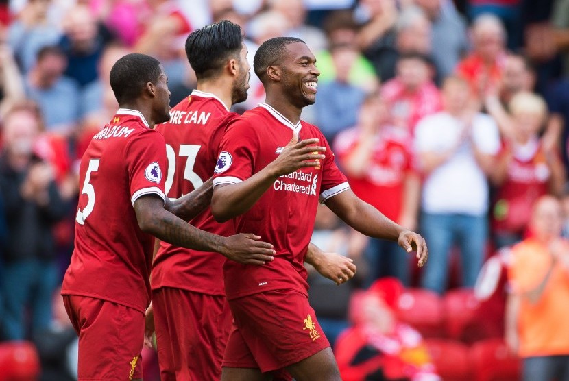 Striker Liverpool, Daniel Sturridge (kanan) merayakan golnya ke gawang Arsenal pada laga Liga Primer di Anfield, Ahad (27/8). Liverpool menang 4-0.