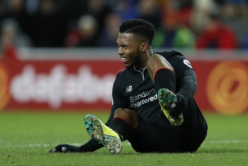 Striker Liverpool, Daniel Sturridge terlihat kesakitan pada laga Liga Primer lawan Sunderland di Stadium of Light, Senin (2/1) malam. Pada laga itu mencetak satu gol sebelum ditarik keluar karena cedera.