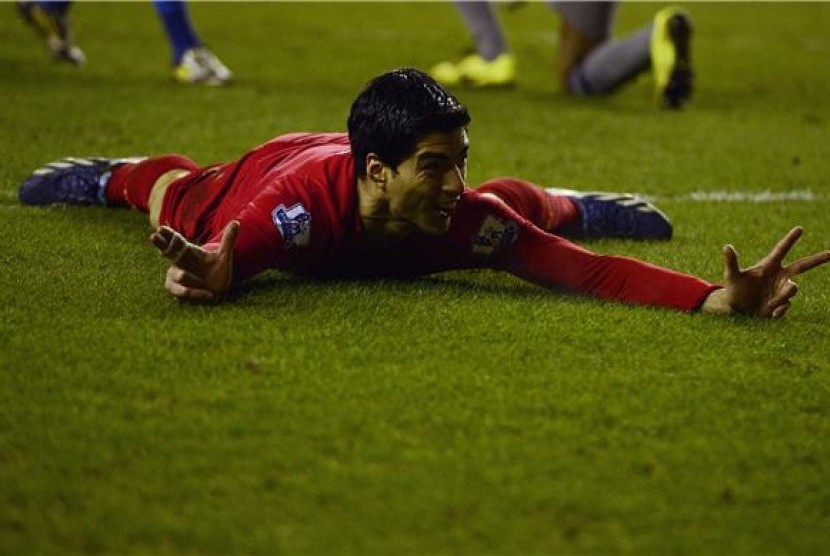 Striker Liverpool, Luis Suarez, meluapkan kegembiraannya usai menjebol gawang Wigan Athletic di laga Liga Primer Inggris di Wigan pada 2 Maret. 