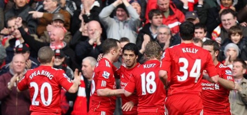 Striker Liverpool, Luis Suarez (tengah), merayakan gol bunuh diri Laurent Koscielny saat mereka dikalahkan Arsenal 1-2 di laga Liga Primer di Stadion Anfield, Liverpool, Sabtu (3/3). 