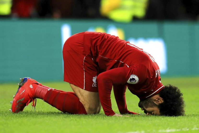 Striker Liverpool, Mohamed Salah bersujud syukur setelah mencetak gol ke gawang Brighton & Hove Albion FC pada laga Liga Primer Inggris, Sabtu (13/1) malam. Liverpool menang 1-0.