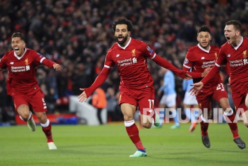 Striker Liverpool Mohamed Salah dkk  merayakan gol pertama Liverpool ke gawang Manchester City pada laga leg pertama perempat final Liga Champions Eropa di Stadion Anfield, Liverpool, Inggris, Kamis (5/4) dini hari. 