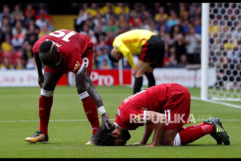 Striker Liverpool Mohamed Salah (kanan) merayakan gol ketiga Liverpool disaksikan  Sadio Mane (kiri) pada pertandingan Liga Inggris antara Watford dan Liverpool di Watford, Inggirs, Sabtu (12/8)