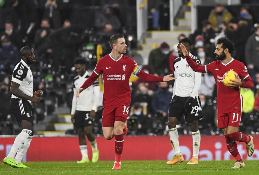 Striker Liverpool, Mohamed Salah (kanan) merayakan gol penyama kedudukan ke gawang Fulham pada laga Liga Inggris di Craven Cottage, Senin (14/12) dini hari WIB. Laga berakhir imbang 1-1.