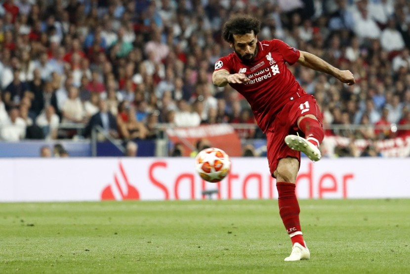 Striker Liverpool Mohamed Salah mencetak gol ke gawang Tottenham Hotspur melalui tendangan penalti dalam partai final Liga Champions, Ahad (2/6) dini hari WIB.