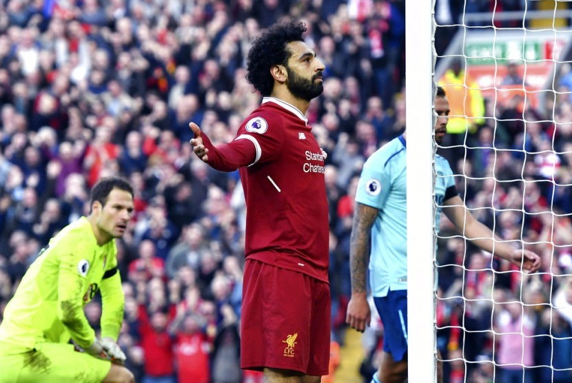 Striker Liverpool Mohamed Salah merayakan golnya ke gawang Bournemouth pada laga Liga Primer Inggris di Anfield, Sabtu (14/4).