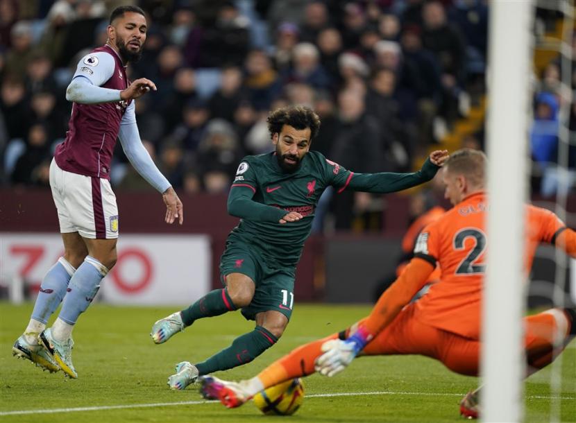 Striker Liverpool Mohamed Salah (tengah) beraksi ketika hendak menjebol gawang Aston Villa pada lanjutan Liga Primer Inggris 2022/2023 di Villa Park, Selasa (27/12/2022). Salah mencetak gol dalam laga tersebut.