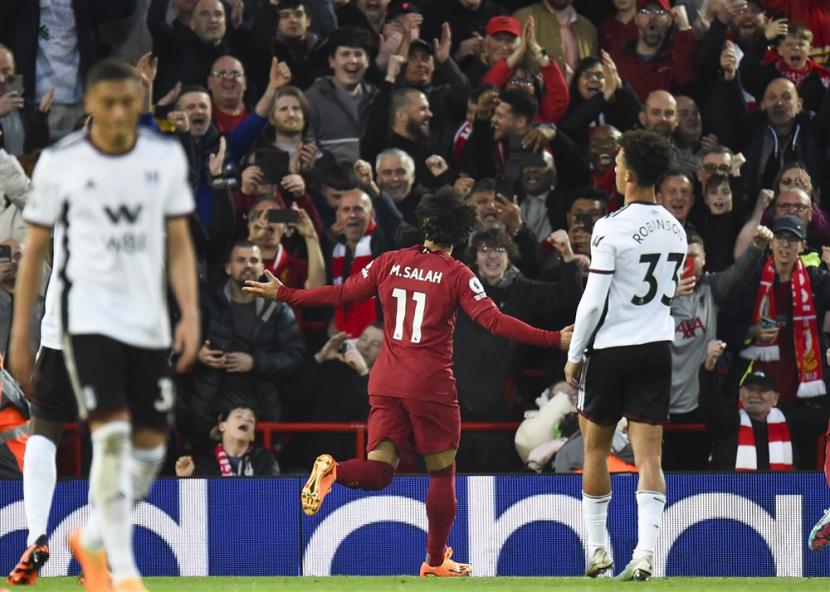 Striker Liverpool Mohamed Salah (tengah) melakukan selebrasi setelah mencetak gol lewat penalti melawan Fulham, Kamis (4/5/2023). 