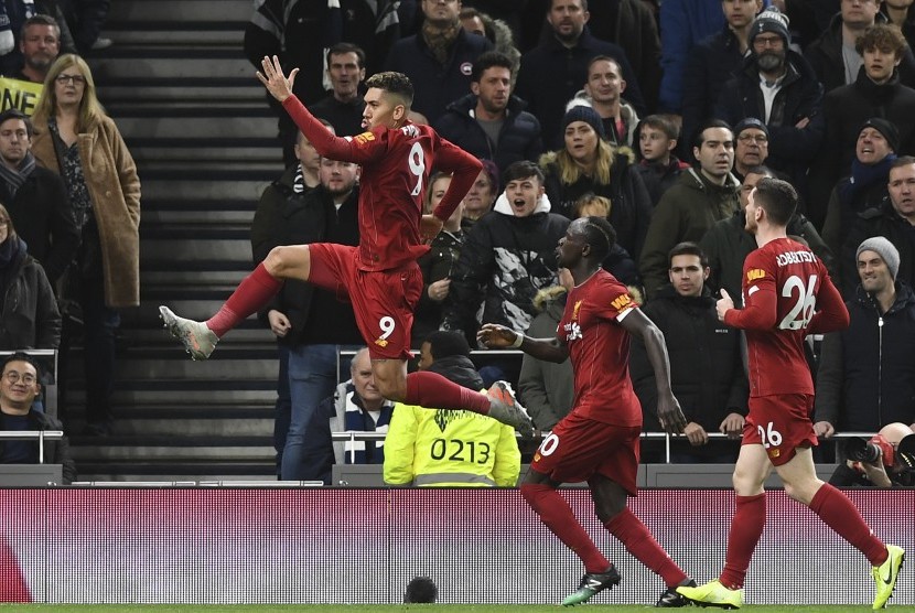 Striker Liverpool Roberto Firmino merayakan gol ke gawang Tottenham Hotspur dalam lanjutan Liga Primer Inggris, Ahad (12/1) dini hari WIB. Dalam laga itu Liverpool unggul 1-0 atas Spurs.