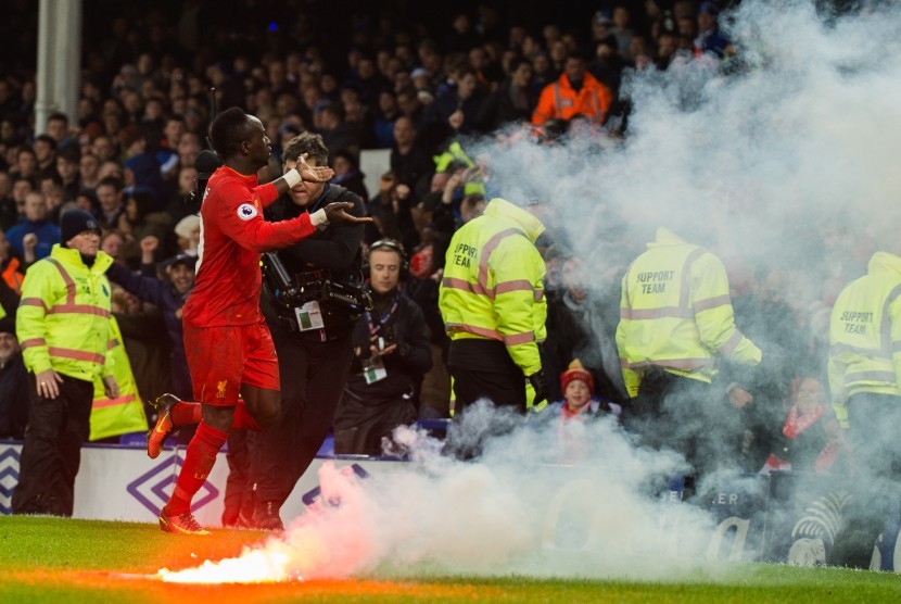 Striker Liverpool, Sadio Mane saat mencetak gol kemenangan Liverpool atas Everton di Goodison Park, pada Selasa (20/12) dini hari WIB.