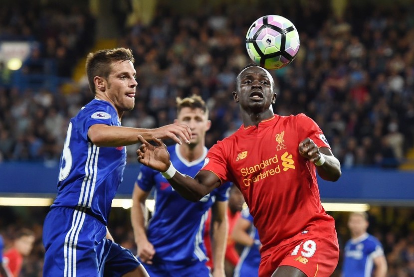  Striker Liverpool, Sadio Mane (kanan) berebut bola dengan bek Chelsea, Cesar Azpilicueta pada laga Liga Primer di Stamford Bridge, 16 September 2016. Kedua tim akan kembali bertemu Rabu (1/2) dini hari WIB.