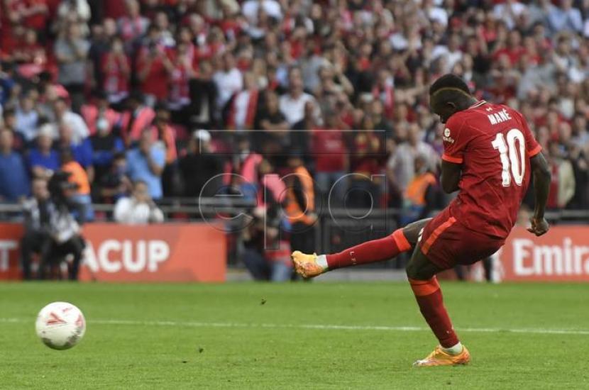 Striker Liverpool Sadio Mane melakukan tendangan penalti dalam adu penalti melawan Chelsea di final Piala FA di Stadion Wembley, London, Inggris, Ahad (15/5/2022) dini hari WIB. Liverpool menang adu penalti 6-5 (0-0) sekaligus merengkuh gelar juara Piala FA musim ini.