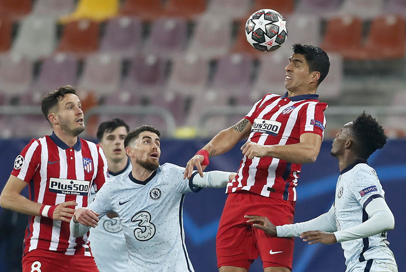 Striker Luis Suarez menyundul bola saat laga Atletico Madrid melawan Chelsea di Stadion Nasional Bukarest, Rumania, Rabu (24/2) dini hari WIB. 