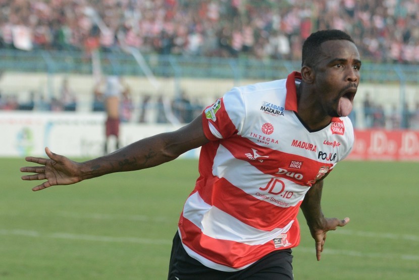 Striker Madura United, Greg Nwokolo merayakan golnya ke gawang PSM Makassar pada laga Liga 1, Sabtu (29/7).