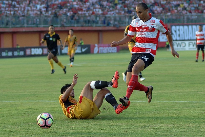 Striker Madura United (MU) FC Peter Odemwingie (kanan).