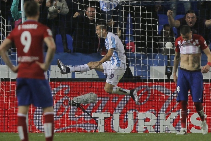 Striker Malaga Charles Dias (tengah) merayakan golnya ke gawang Atletico Madrid.