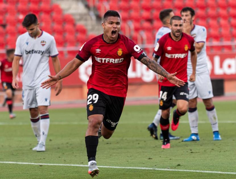 Striker Mallorca, Cucho Hernandez merayakan gol ke gawang Levante pada laga La Liga di Stadion Visit Mallorca, Jumat (10/7) dini hari WIB. Mallorca menang 2-0.