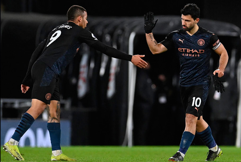 Striker Man City Aguero mendapatkan selamat dari Gabriel Jesus usai cetak gol lewat penalti di Stadion Cravan Cottage, Ahad (14/3) dini hari WIB.