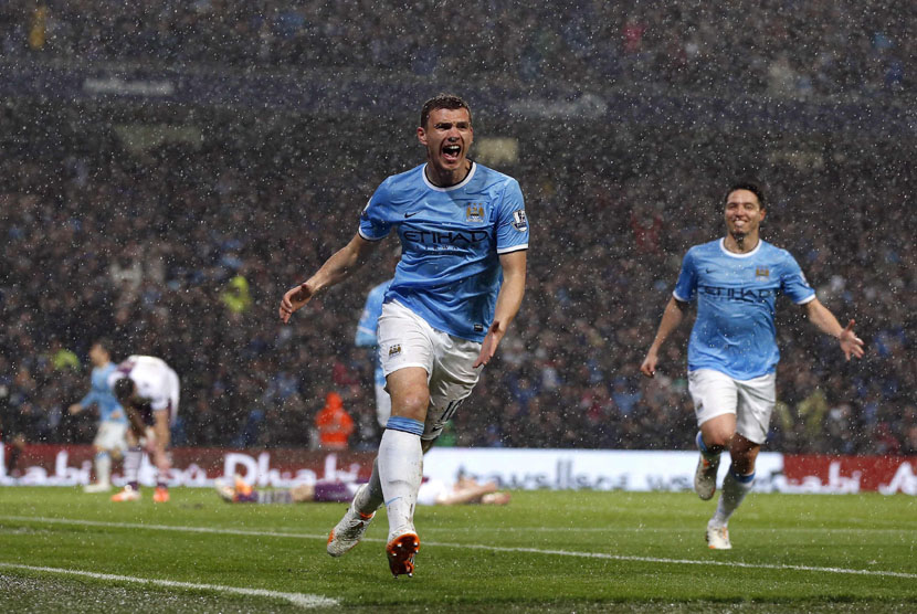 Striker Manchester City, Edin Dzeko (kiri), melakukan selebrasi usai menjebol gawang Aston Villa dalam laga Liga Primer Inggris di Etihad Stadium, Manchester, Rabu (7/5). 