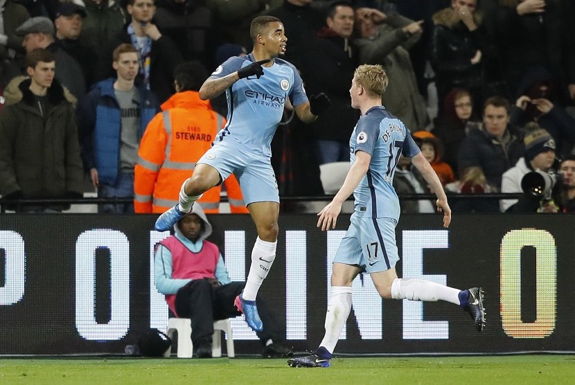 Striker Manchester City, Gabriel Jesus (kiri) merayakan gol ke gawang West Ham United bersama Kevin De Bruyne pada laga Liga Primer di stadion London, Kamis (2/2) dini hari WIB. City menang 4-0.