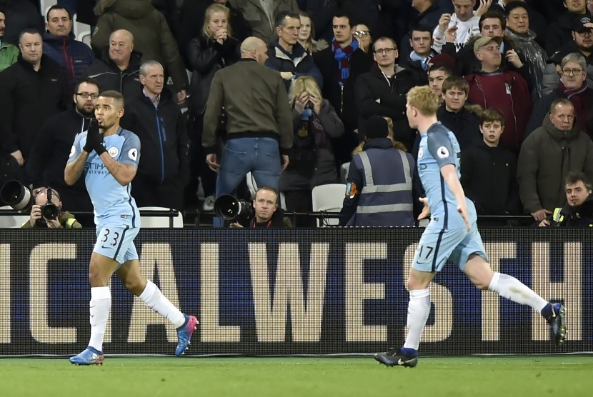 Striker Manchester City, Gabriel Jesus (kiri) merayakan golnya ke gawang West Ham United bersama Kevin De Bruyne, pada laga Liga Primer di stadion London, Kamis (2/2) dini hari WIB. City menang telak 4-0.