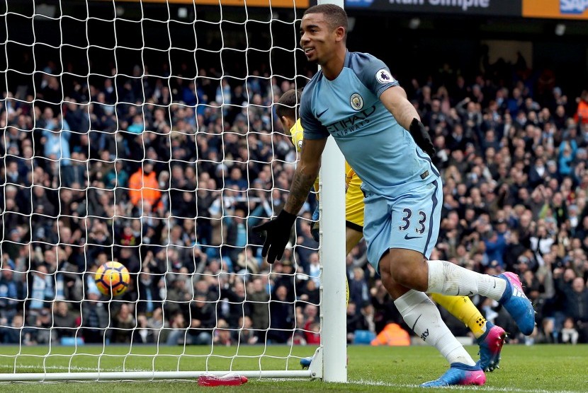 Striker Manchester City, Gabriel Jesus merayakan golnya ke gawang Swansea City pada laga Liga Primer di stadion Etihad, Ahad (5/2). City menang 2-1 pada laga ini.