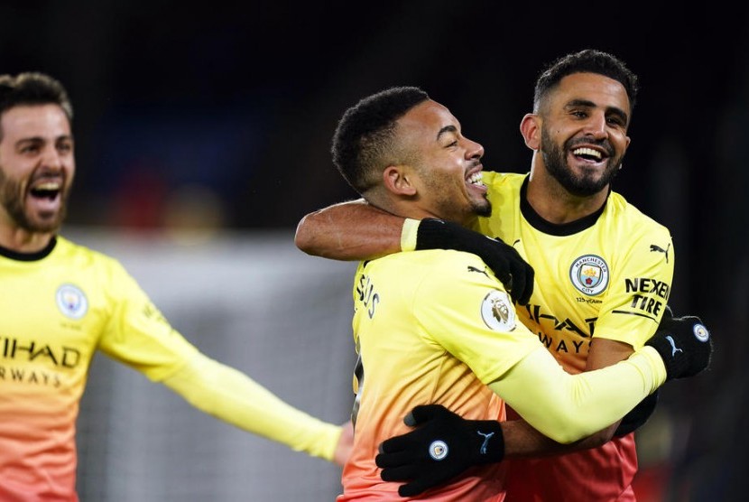 Striker Manchester City, Gabriel Jesus (tengah) merayakan gol ke gawang Leicester City pada laga Liga Primer Inggris di Stadion King Power, Ahad (23/2) dini hari WIB. Manchester City menang 1-0.