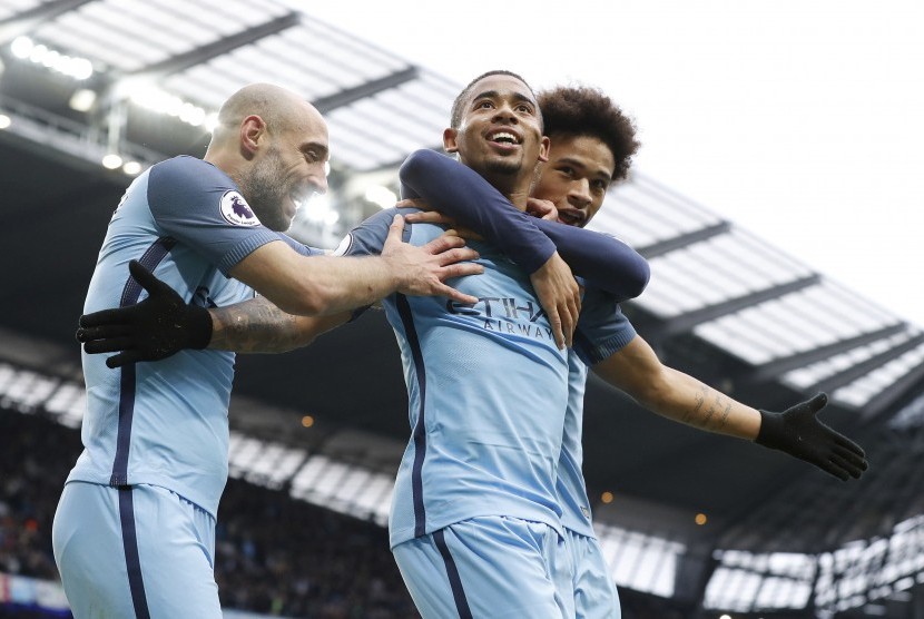 Striker Manchester City, Gabriel Jesus (tengah) merayakan golnya ke gawang Swansea City di stadion Etihad belum lama ini.