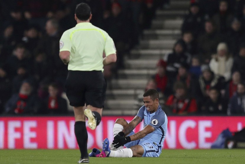 Striker Manchester City, Gabriel Jesus terduduk cedera pada laga Liga Primer lawan Bournemouth di stadion Vitaly, Selasa (14/2) dini hari WIB. Jesus mengalami retak tulang metatarsal.