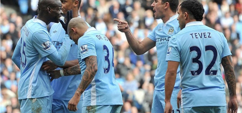 Striker Manchester City, Mario Balotelli (kiri), terlibat adu mulut dengan Aleksandar Kolarov saat laga Liga Primer Inggris lawan Sunderland di Stadion Etihad, Manchester, Sabtu (31/3). 