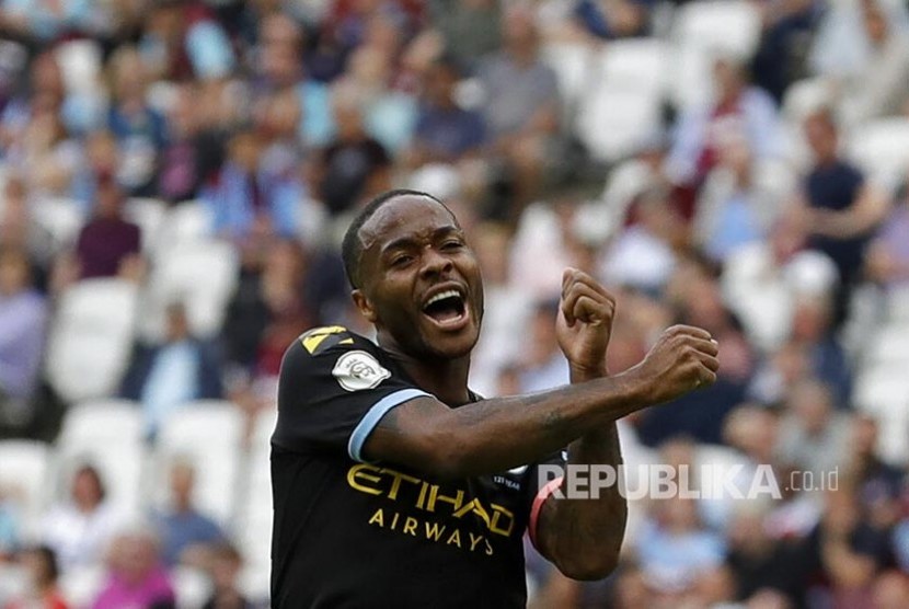 Striker Manchester City Raheem Sterling merayakan gol pada laga liga Inggris antara  West Ham United  melawan Manchester City  di London Stadium, London, Ahad (11/8) waktu setempat.