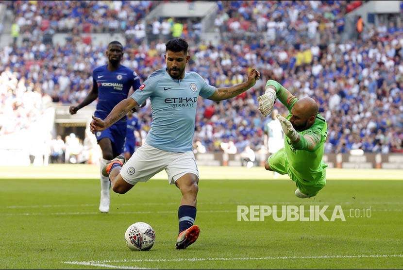 Striker Manchester City Sergio Aguero berusaha melewati mencetak gol ke gawang Chelsea dalam pertandingan Community Shield di Stadion Wembley, London.