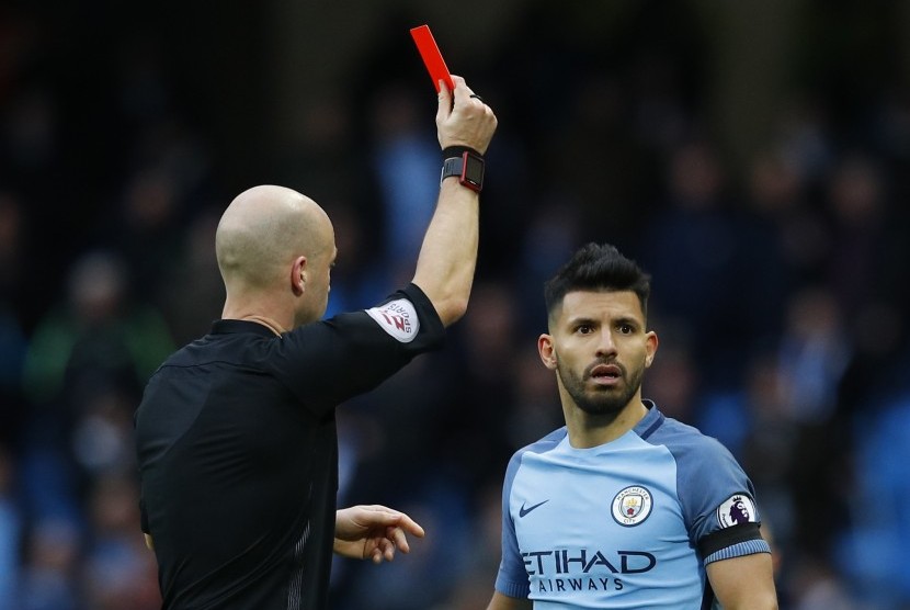 Striker Manchester City, Sergio Aguero (kanan) saat mendapatkan kartu merah pada laga Liga Primer lawan Chelsea di stadion Etihad, Sabtu (3/12). Setelah menjalani sanksi empat laga, Aguero malam ini kembali bermain melawan Liverpool.