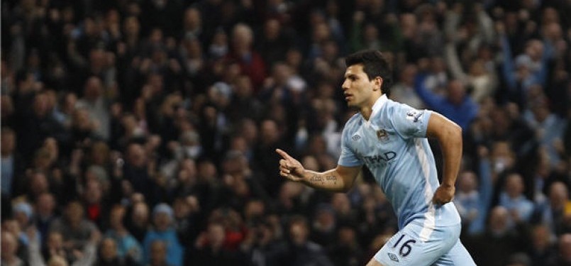 Striker Manchester City, Sergio Aguero, melakukan selebrasi usa membobol gawang Chelsea di laga Liga Primer Inggris di Stadion Etihad, Manchester, Rabu (21/3). 