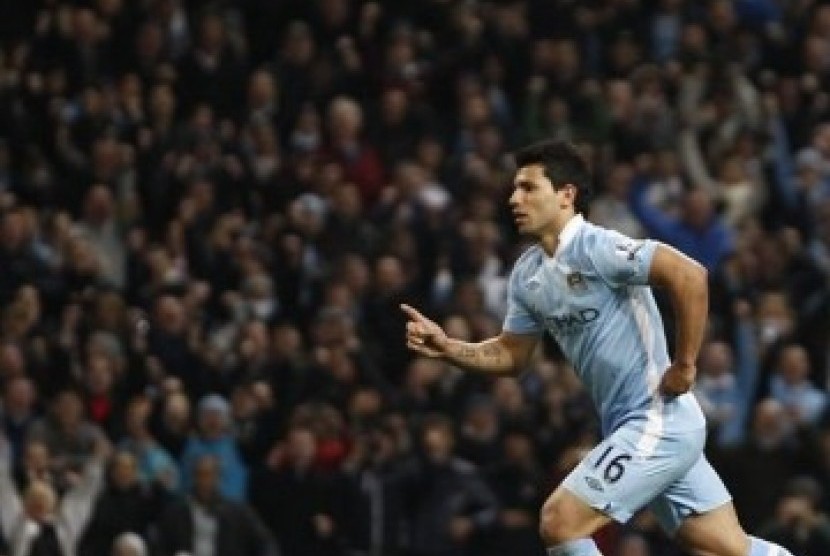 Striker Manchester City, Sergio Aguero, melakukan selebrasi usa membobol gawang Chelsea di laga Liga Primer Inggris di Stadion Etihad, Manchester, Rabu (21/3). 