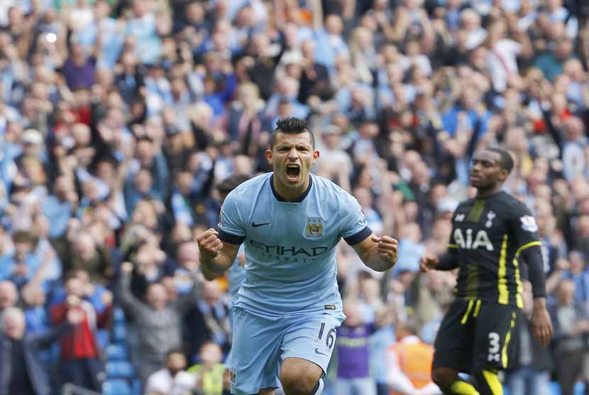 Striker Manchester City, Sergio Aguero, melepaskan kegembiraannya usai menjebol gawang Tottenham Hotspur dalam laga Liga Primer Inggris di Stadion Etihad, Manchester, Sabtu (18/10). 