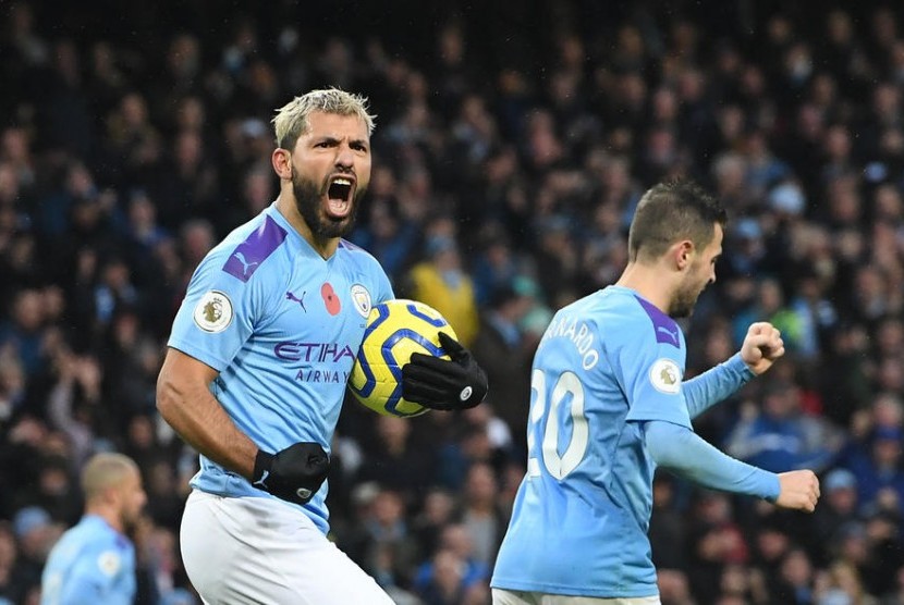 Striker Manchester City, Sergio Aguero merayakan gol ke gawang Southampton pada laga Liga Primer, Sabtu (2/11).