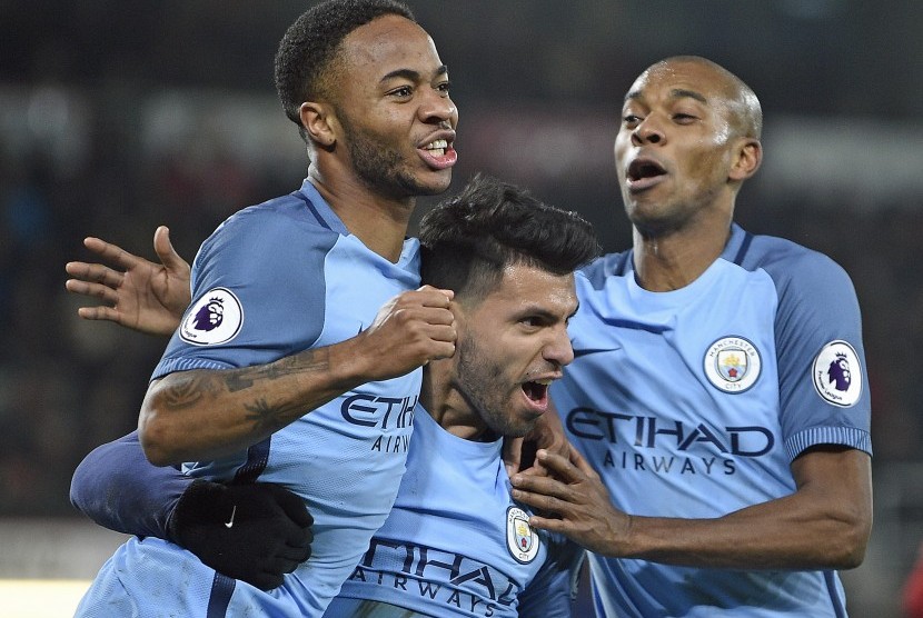 Striker Manchester City, Sergio Aguero (tengah) merayakan golnya ke gawang Bournemouth bersama rekan setim pada laga Liga Primer di Dean Court, Selasa (14/2) dini hari WIB. City menang 2-0 pada laga ini.