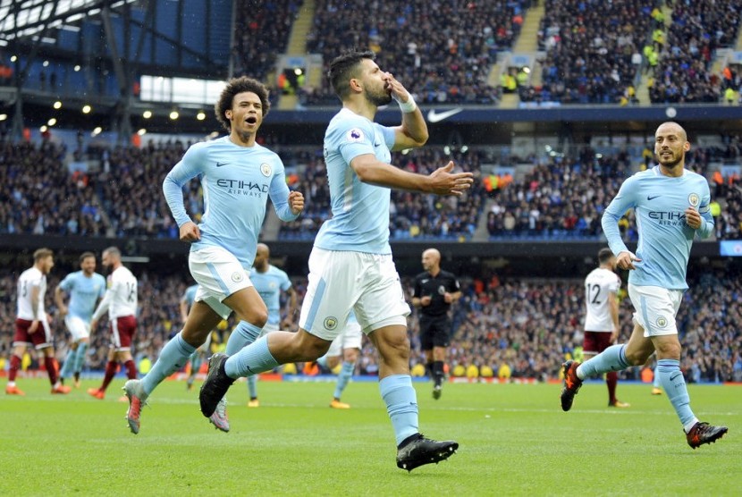 Striker Manchester City, Sergio Aguero (tengah) merayakan gol. (ilustrasi)