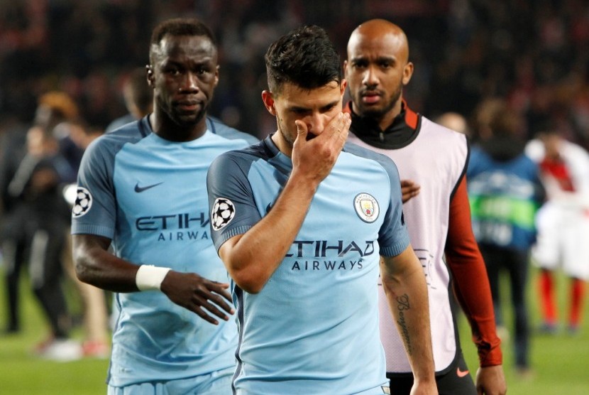Striker Manchester City Sergio Aguero (tengah) terlihat kecewa seusai timnya tersingkir dari Liga Champions.