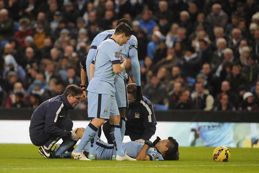 Striker Manchester City, Sergio Aguero, tergeletak di lapangan saat menghadapi Everton dalam laga Liga Primer Inggris di Stadion Etihad, Manchester, Sabtu (6/12). 