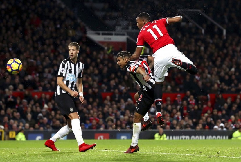 Striker Manchester United, Anthony Martial (kanan) mencetak gol lewat sundulan ke gawang Newcastle pada laga Liga Primer Inggris, di Old Trafford, Ahad (19/11) dini hari WIB. United unggul 2-1 pada babak pertama.